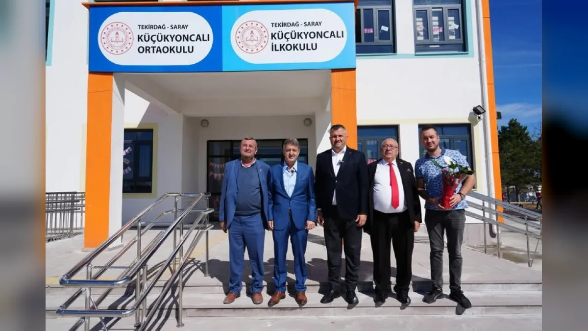 İlkokul birinci sınıf öğrencilerine kırtasiye seti dağıtımı