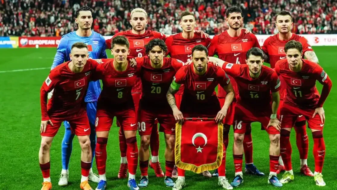 A Milli Takım oyuncuları Bursa'da İtalya maçı öncesi ısınırken