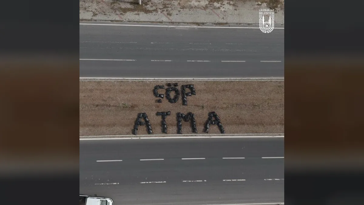 Lüleburgaz Belediyesi ekipleri bulvarda çöp topluyor ve poşetlerle gökyüzüne ÇÖP ATMA mesajı yazıyor