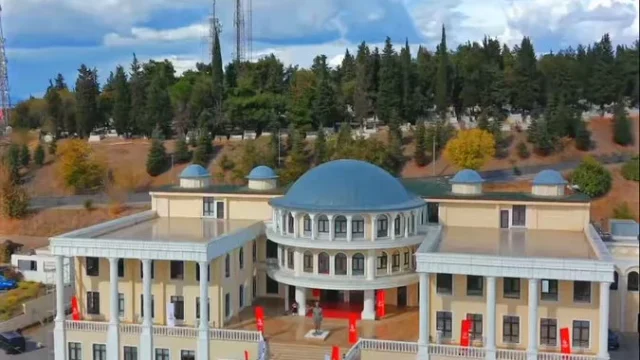 Edirne Kitap Günleri'nde Atatürk Kültür Merkezi'ndeki kitap stantlarını gezen ziyaretçiler