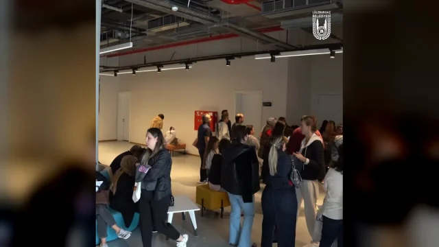 Lüleburgaz Belediyesi çocuk halk dansları seçmelerinde dans eden çocuklar