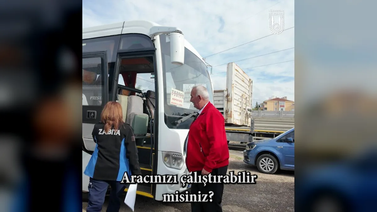 Lüleburgaz Belediyesi ekipleri okul servis aracını denetlerken