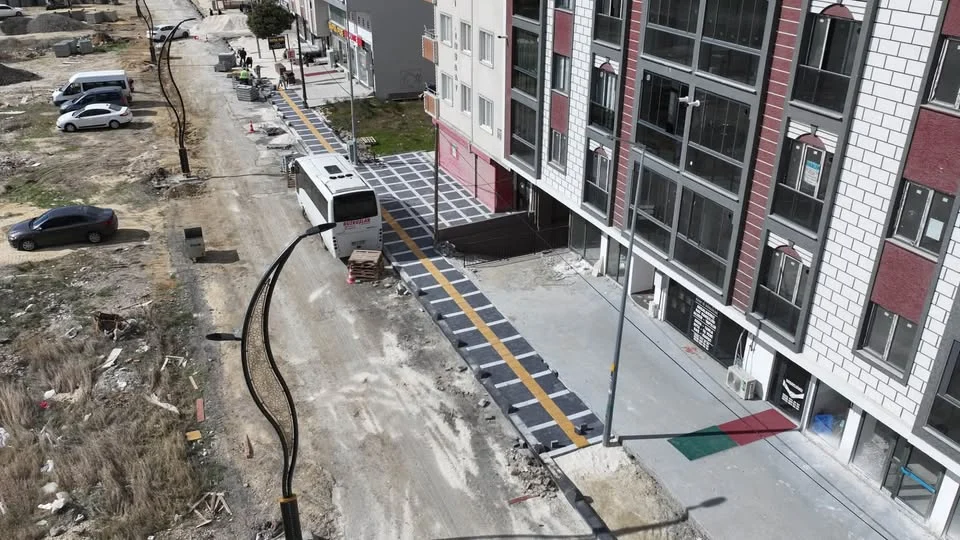 Kapaklı Kıvanç Sokak'ta belediye ekiplerinin kaldırım yapım çalışması ve dekoratif aydınlatma direkleri