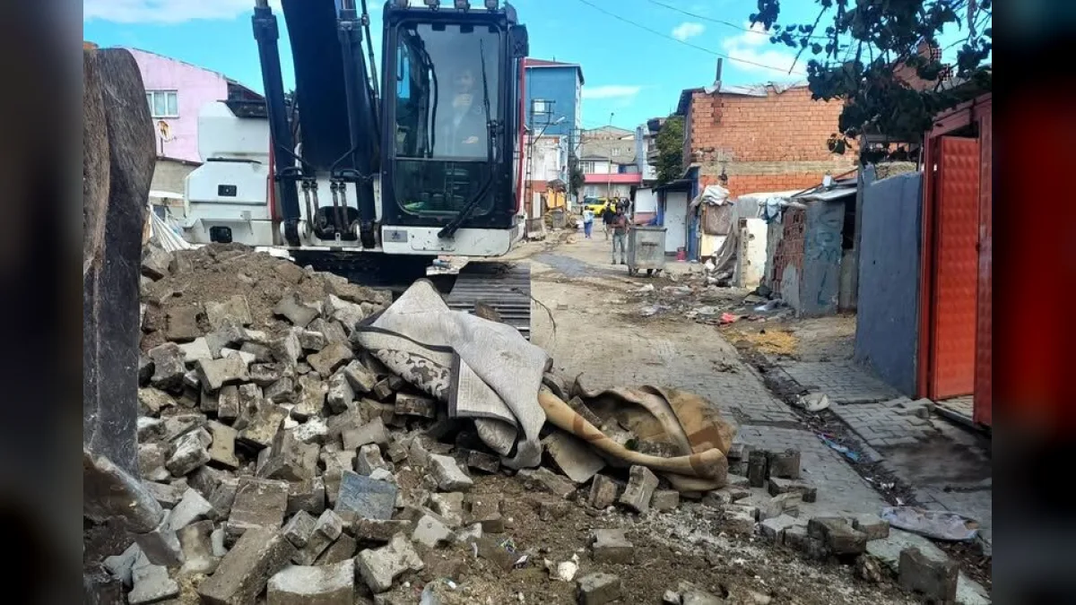 Süleymanpaşa Belediyesi ekipleri Aydoğdu Mahallesi'nde kilit taş tamir çalışması yapıyor