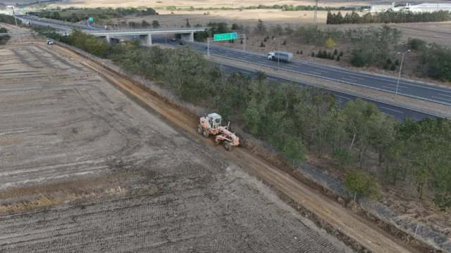 Beyazköy’de Tarla Yolu Genişletildi