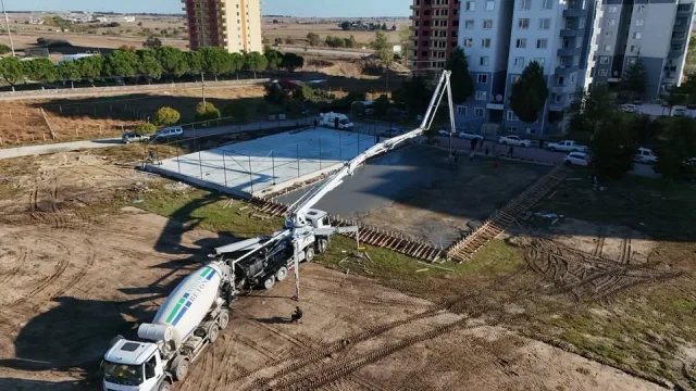 Büyükyoncalı'nda çocuklar ve gençler için yeni sosyal yaşam alanı projesinde beton dökümü yapıldı.