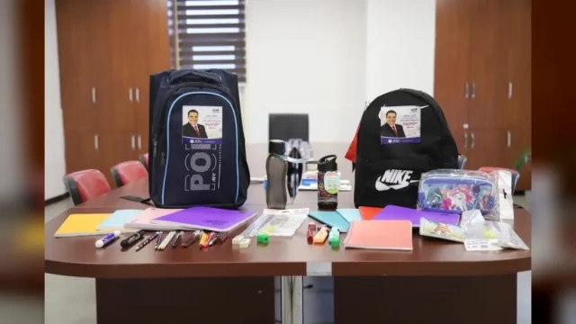 Kırtasiye desteği kapsamında öğrencilere kalem ve defter dağıtımı