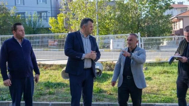 Büyükyoncalı çocuk parkı ve spor kompleksi inşaat alanında inceleme yapan yetkililer
