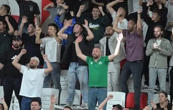 Kırklareli kadın basketbol takımı oyuncuları Fenerbahçe deplasmanı öncesi sahada ısınırken