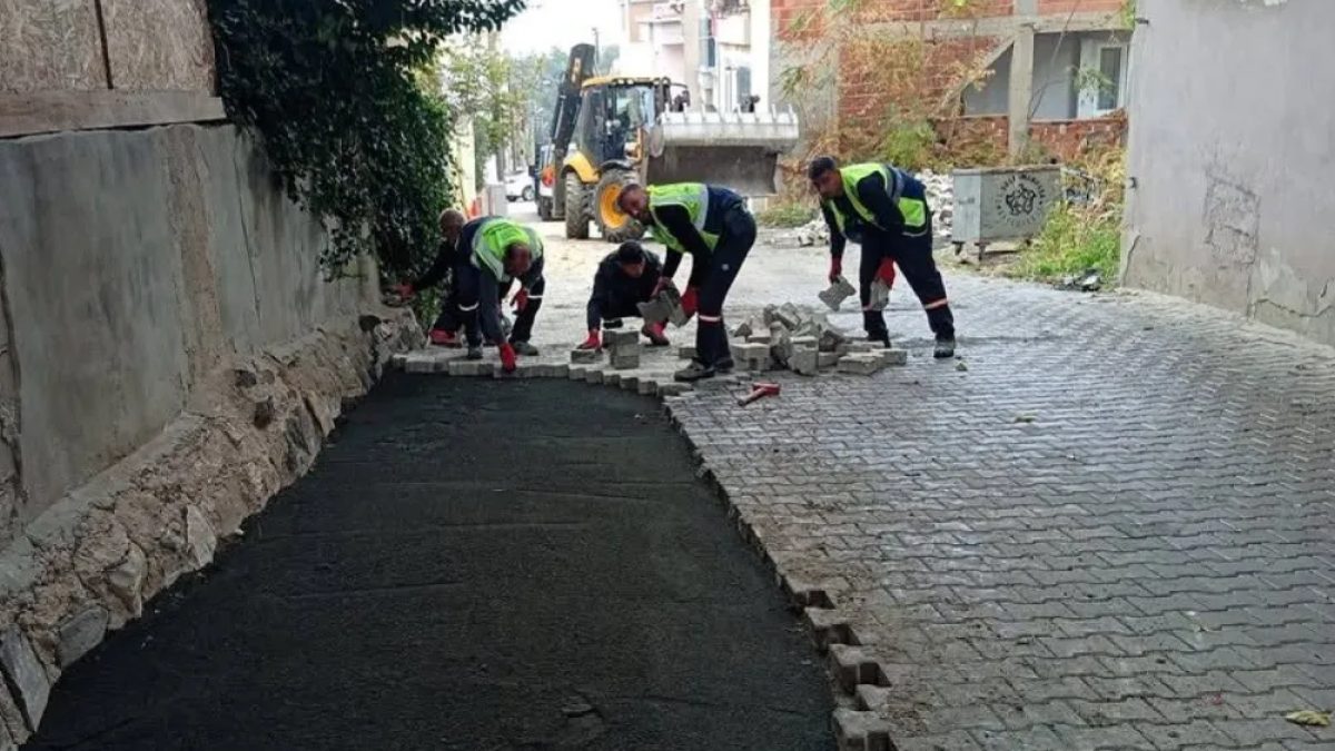 Süleymanpaşa'da bugün çalışmalar kapsamında belediye ekipleri kaldırım onarımı yapıyor
