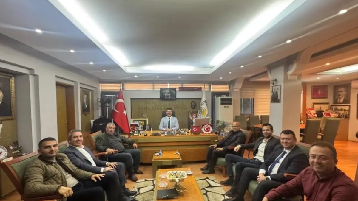Babaeski tren garı ulaşım görüşmesinde belediye ile otobüs kooperatifi temsilcileri toplantıda