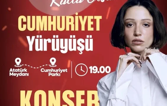 Zeynep Bastık Çorlu konseri sahnesinde 29 Ekim Cumhuriyet Bayramı coşkusuyla şarkı söylüyor