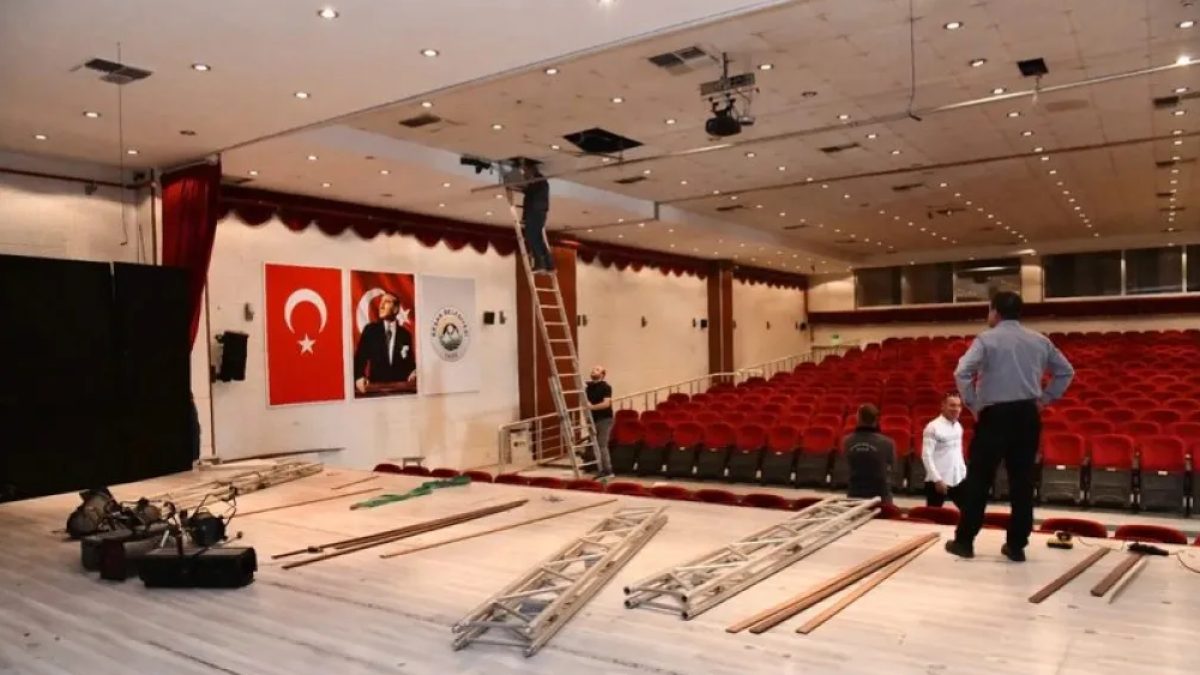 Keşan tiyatro salonu tadilatı sırasında Selim Sesler Tiyatro Salonu'nda çalışan işçiler