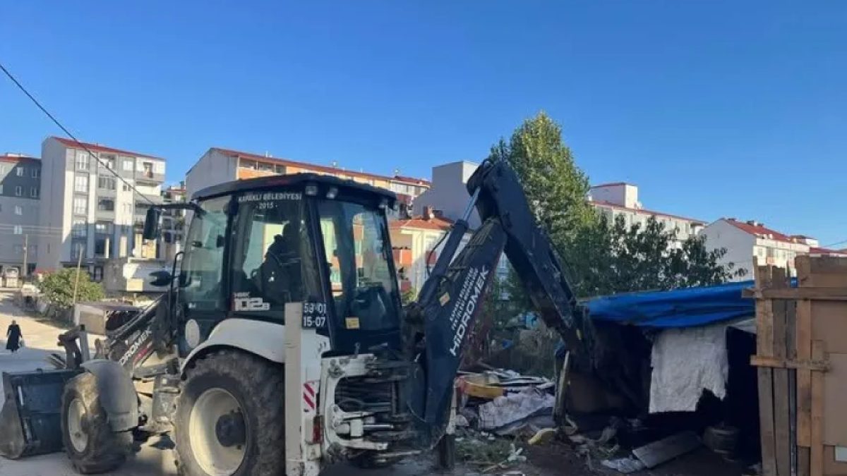 Kapaklı'da kaçak yapı yıkımı: Temizlik İşleri ekipleri boş arsadaki izinsiz yapıyı yıkıyor.