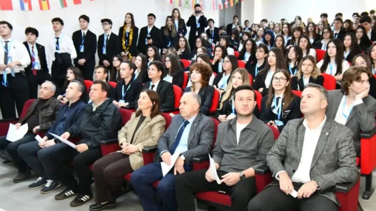 Keşan Fen Lisesi MUN konferansı açılış töreninde bir araya gelen öğrenciler