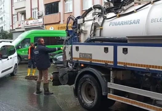 Pınarhisar Belediyesi İstanbul'a destek için kombine kanal açma aracı ve vidanjörle sahada