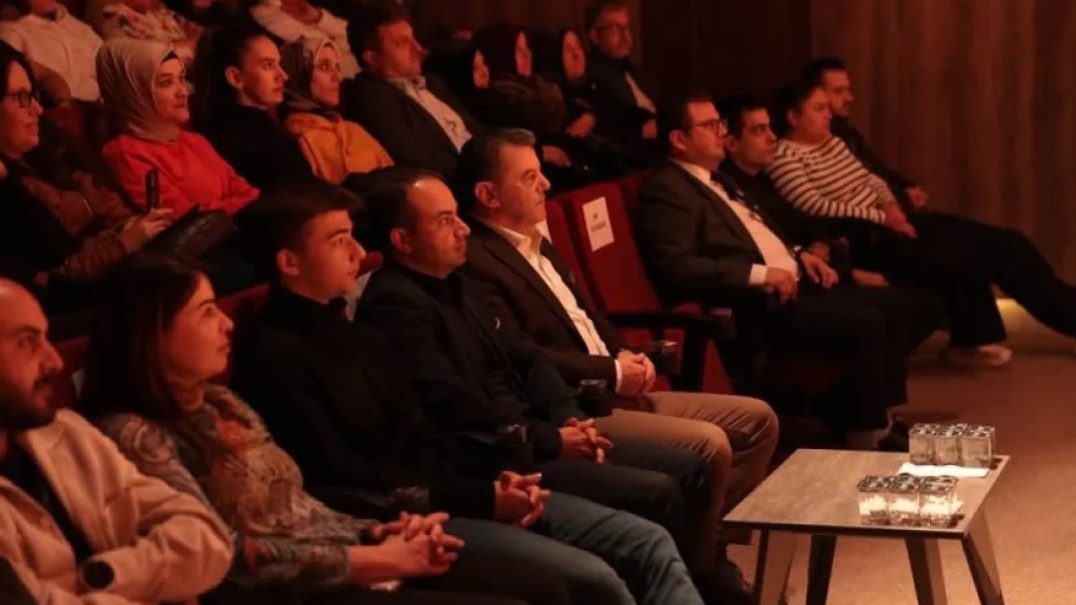 Kapaklı tiyatro etkinliğinde Saklı Mendil oyunu sahnelenirken izleyicilerin yoğun katılımı