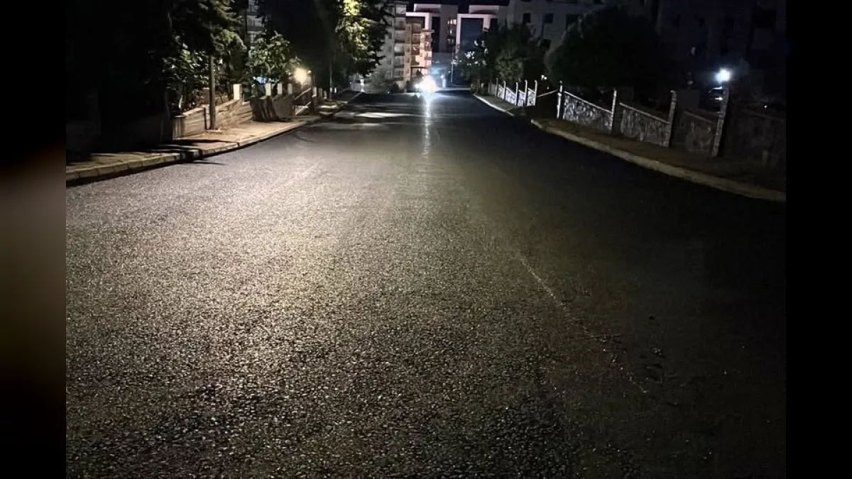Süleymanpaşa'da hafta sonu çalışmaları kapsamında belediye ekiplerinin kilit taş tamiri ve asfalt serimi yaptığı sokak