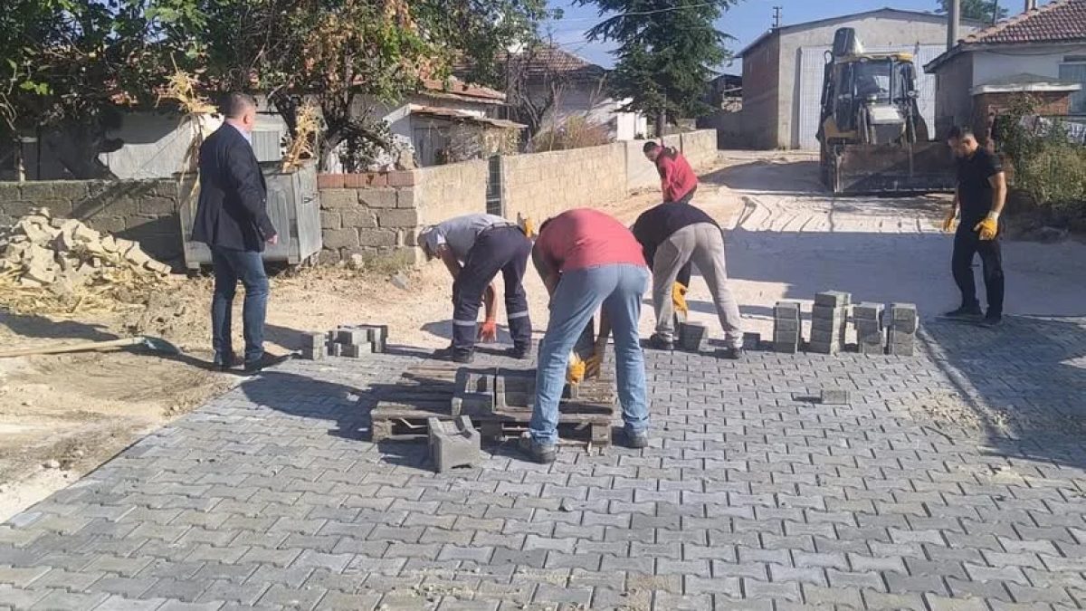 Lalapaşa'da Mehmet Akif Sokak'ta tamamlanan parke taşı döşeme çalışması