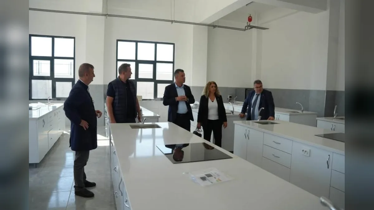 Çorlu Mesleki ve Teknik Anadolu Lisesi'nde açılan modern mutfakta öğrenciler uygulamalı eğitim alıyor