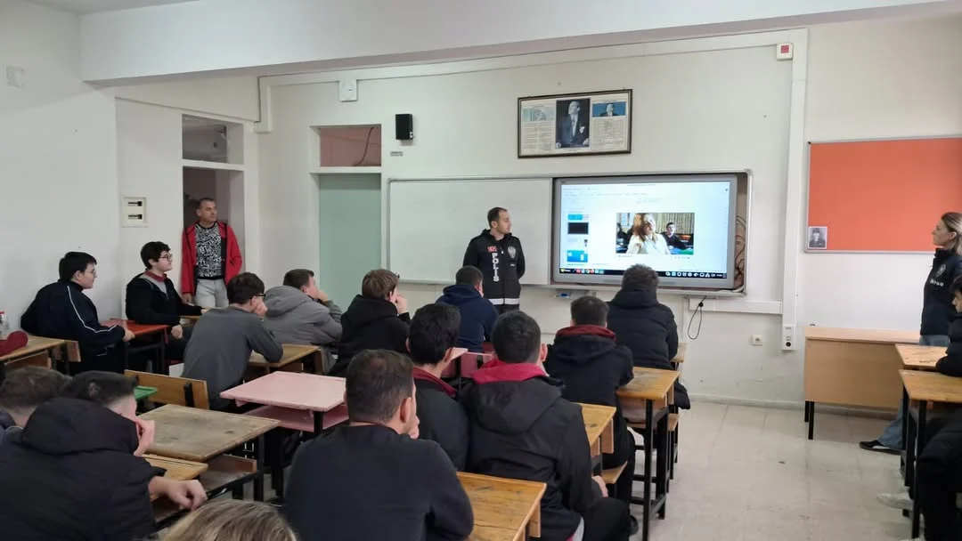 Babaeski siber zorbalık eğitiminde öğrencilere güvenli internet anlatılırken