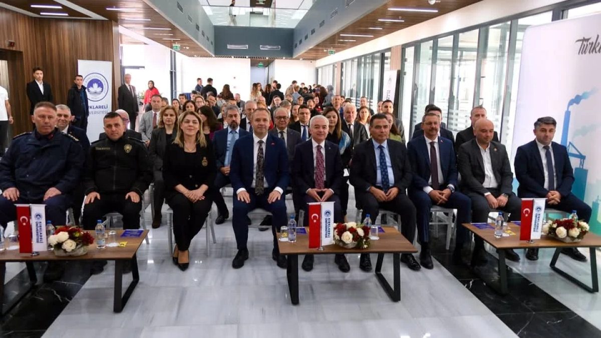 Kırklareli yeşil dönüşüm çalıştayı katılımcıları üniversitede bir arada