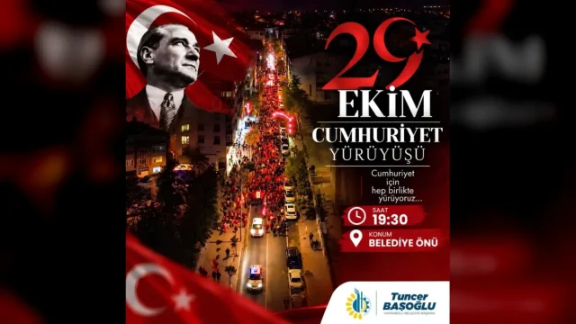 Tekirdağ Cumhuriyet yürüyüşü için belediye önünde toplanan kalabalık