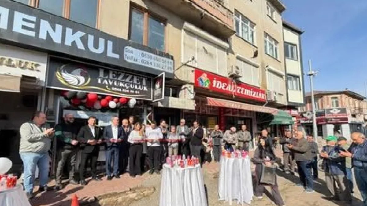Havsa Lezzet Tavukçuluk açılış töreni, Başkan Hüseyin Özden kurdele kesiyor