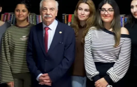 Kitap Kafe'de kitap okuyan ve ders çalışan gençler