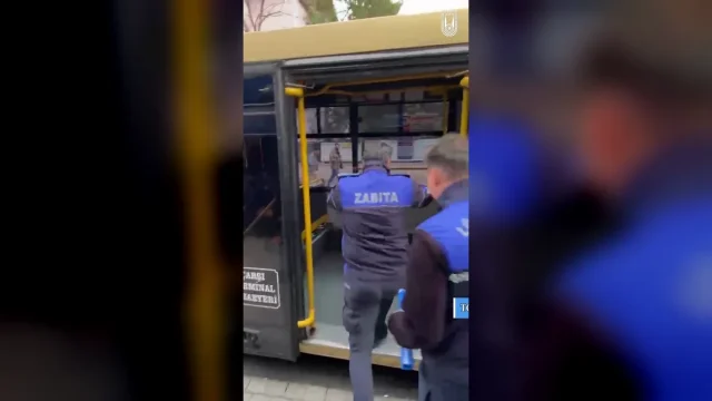Lüleburgaz Belediyesi zabıta ekipleri otobüste ücretsiz ulaşım kartı denetimi yapıyor