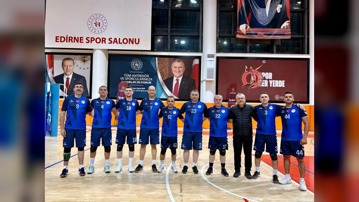 Edirne Kamu Spor Oyunları voleybol turnuvasında şampiyon olan Edirne İl Tarım ve Orman Müdürlüğü takımı kupayla poz veriyor