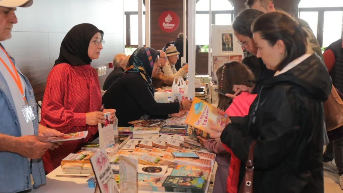 Edirne Kitap Günleri'nde Atatürk Kültür Merkezi'nde kitapseverler ve yazarlar buluşuyor