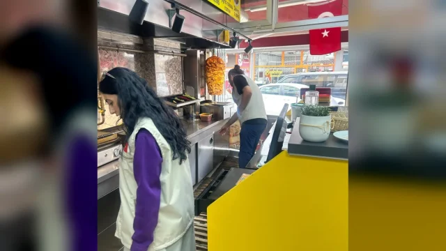 Edirne'de okul kantinlerinde gıda denetimi yapan yetkililer