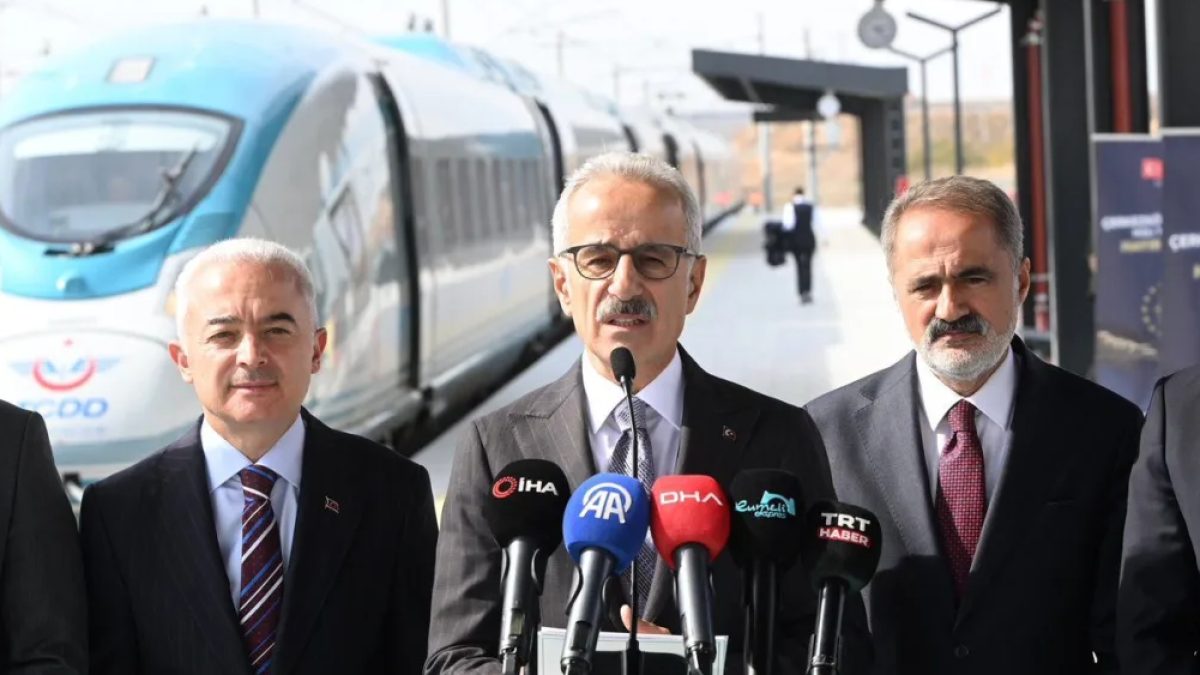 Ulaştırma Bakanı Abdulkadir Uraloğlu, Çerkezköy-Kapıkule Hızlı Tren Hattı'nda incelemelerde bulundu.