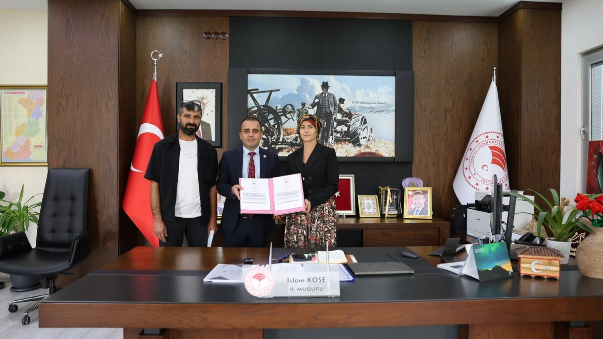 Keşan tarım hibesi kapsamında Seda Bücük ve İl Müdürü İslam Köse hibe sözleşmesi imzalarken