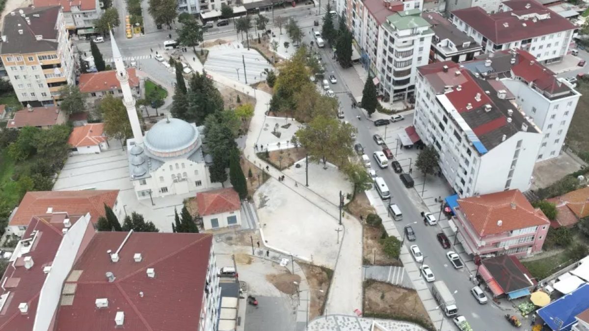 Veliköy Hürriyet Meydanı'nda küptaş döşeme ve bitkilendirme çalışmaları