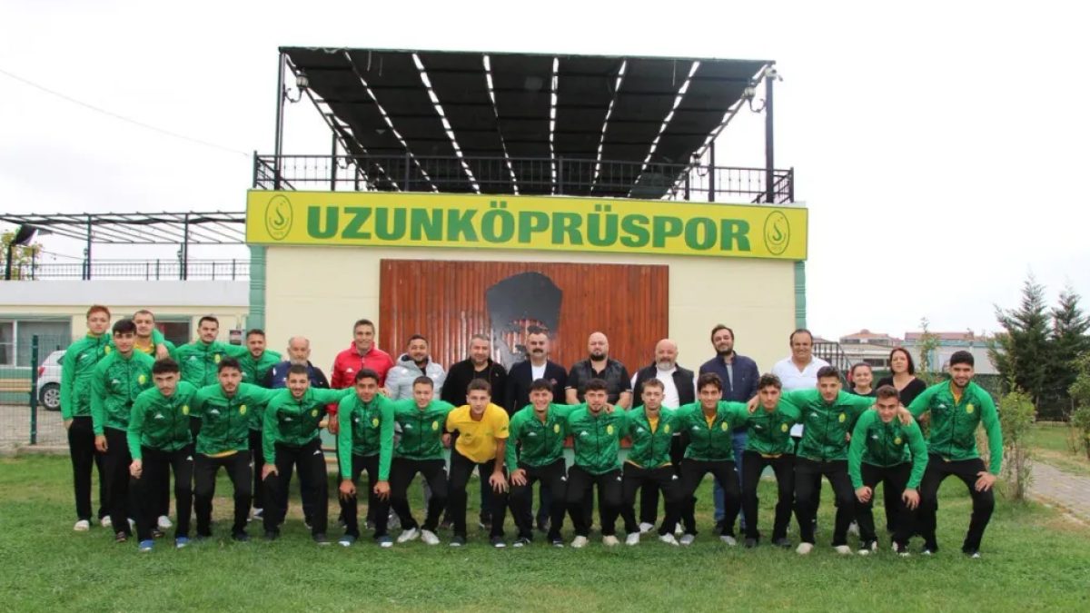 Uzunköprüspor ve Vizespor maçı öncesi kahvaltıda buluşan futbolcular ve yöneticiler