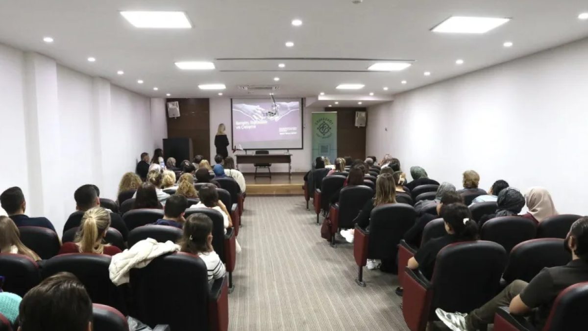 Çerkezköy psiko-eğitim programında katılımcılar ve eğitmen Aycan Yavuz Azman