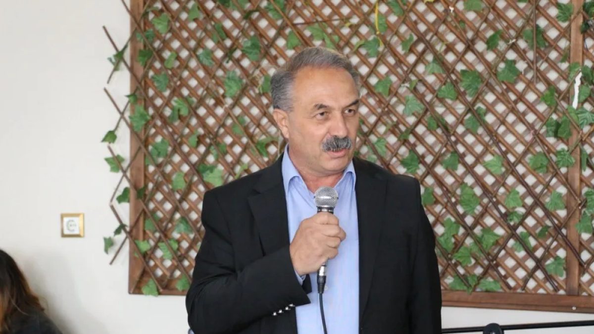 Uzunköprü üniversite öğrencileri, Belediye ve Kent Konseyi'nin düzenlediği tanıtım gezisinde tarihi bir noktayı ziyaret ediyor.