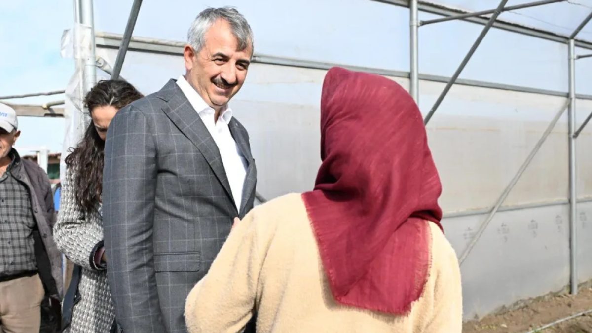 Edirne'de kadın çiftçiler günü kapsamında Vali Sezer, Sevda Öngelen Çam'ın serasını ziyaret etti.