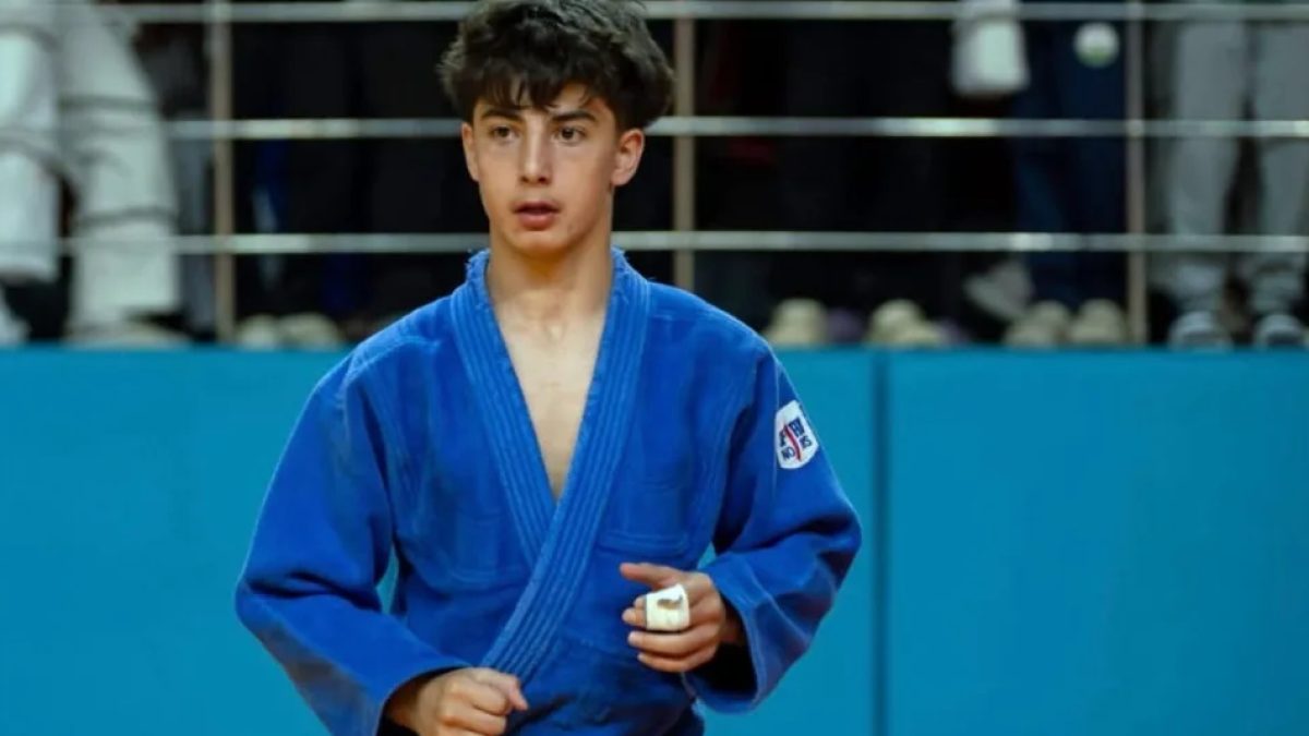 Çerkezköy judo sporcusu Hamza Ayan, Fransa'da altın madalya kazandıktan sonra madalyasıyla poz veriyor.