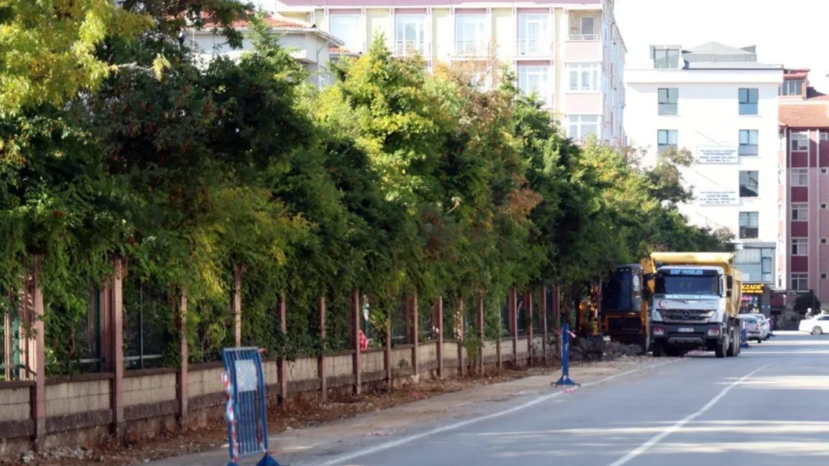 Çerkezköy kaldırım çalışması: Kadife Sokak'ta kaldırım ve bordür düzenlemesi yapılıyor.