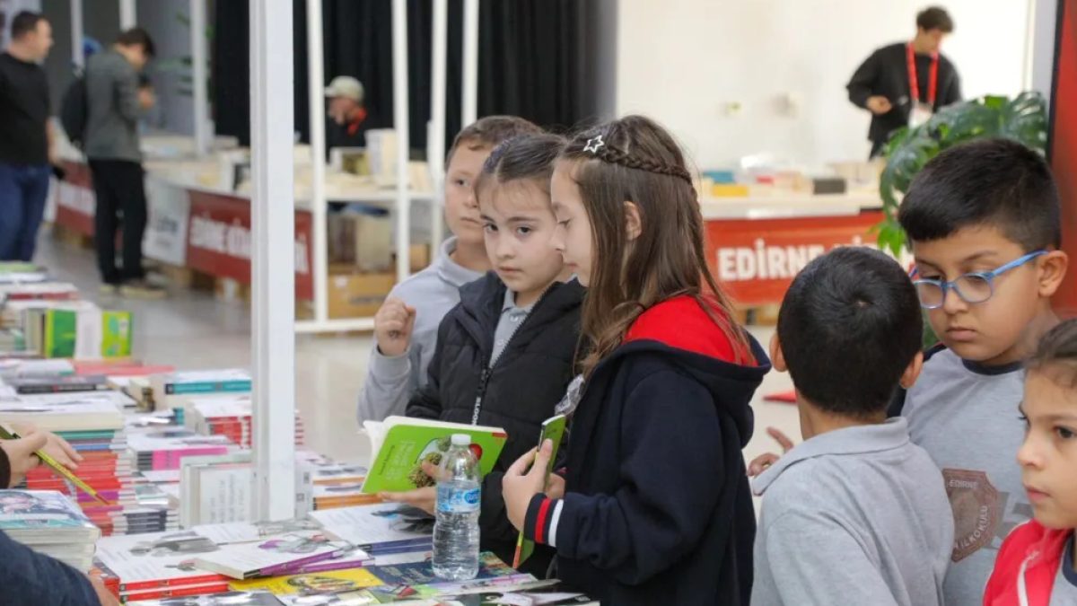 Edirne Kitap Günleri'nde öğrenciler Atatürk Kültür Merkezi'ndeki stantları gezerek kitapları inceliyor.