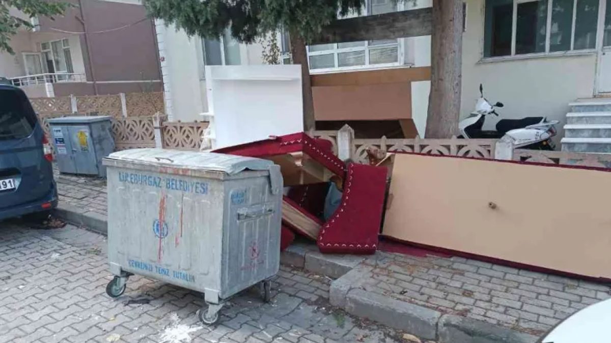 Lüleburgaz'da kaldırıma bırakılan eski mobilyalar ve belediye ceza uygulaması