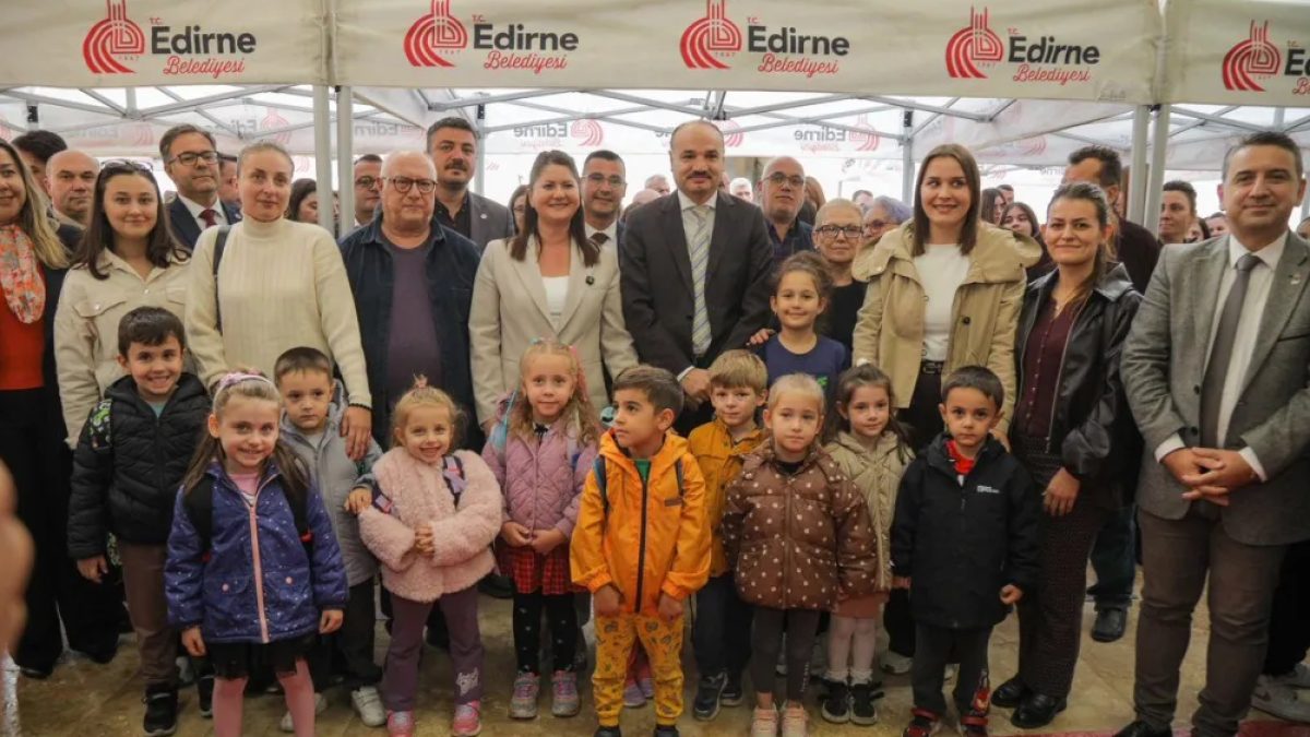 Edirne Kitap Günleri açılışında protokol ve katılımcılar stantları geziyor
