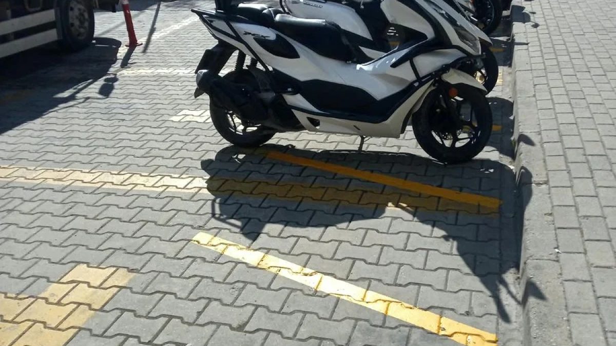 Lüleburgaz Fetvane Sokak'ta yeni açılan motosiklet park alanı