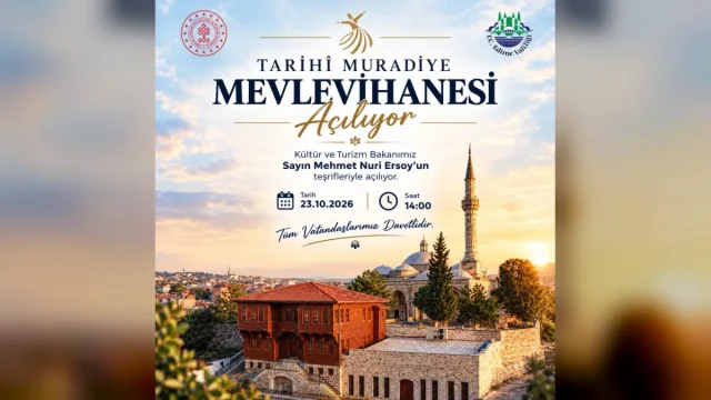 Muradiye Mevlevihanesi açılış töreninde tarihi yapının önünde toplanan kalabalık