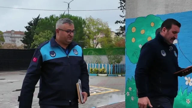 Çerkezköy'de zabıta ekiplerinin okul kantininde yaptığı denetim