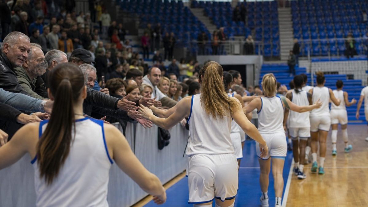 Temsili görsel: Burhaniye Belediyespor kız basketbol takımı maçı için Yeni Kapalı Spor Salonu'nda tribün çağrısı