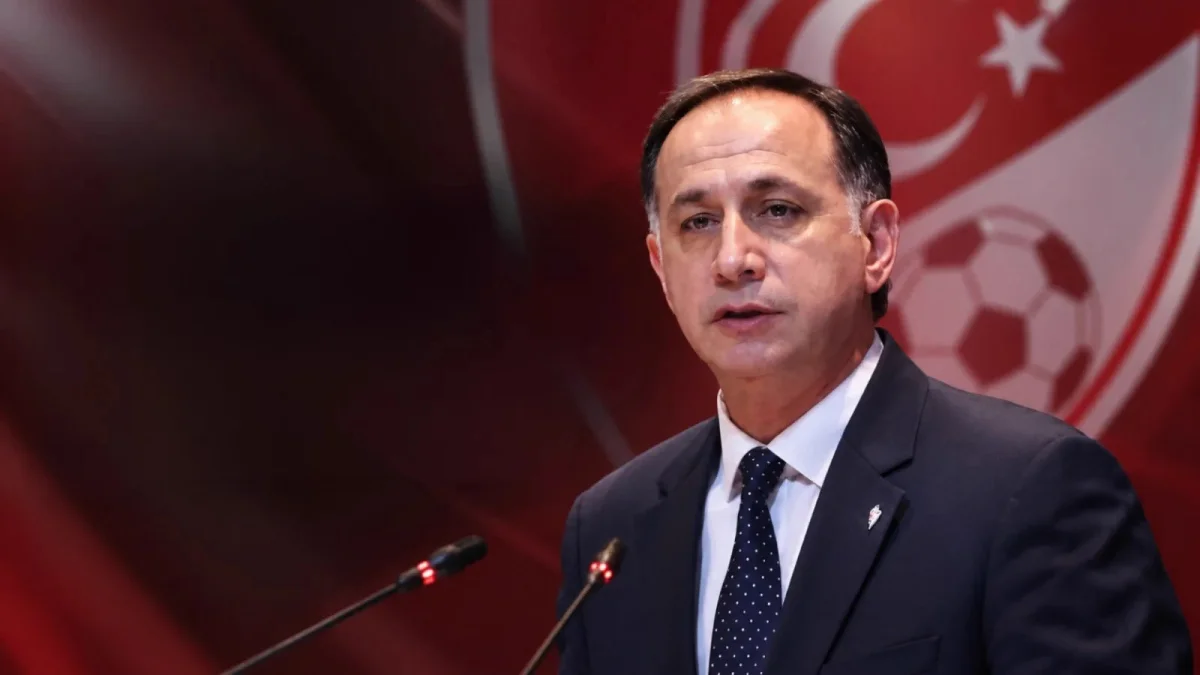 Merkez Hakem Kurulu Başkanı Ferhat Gündoğdu'nun tutuklanmasıyla ilgili adliye binası önünde bekleyenler